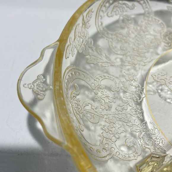 ANTIQUE HORSESHOE YELLOW DEPRESSION GLASS FOOTED DIVIDED PLATE 1930 - Picture 3 of 6